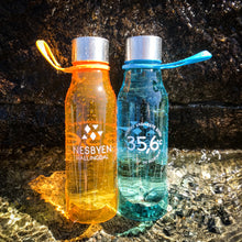 Last inn bildet i Galleri-visningsprogrammet, Drikkeflaske med Nesbyen-logo og 35,6°C
